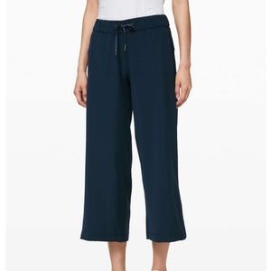 Lululemon On the Fly Wide-Leg 7/8 Pant (Crop), True Navy, Size 6*